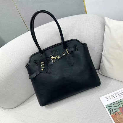 MIU MIU

Best quality 
with box
105 dhs🇦🇪🇦🇪

size 40CM

Zain290
♥️♥️♥️