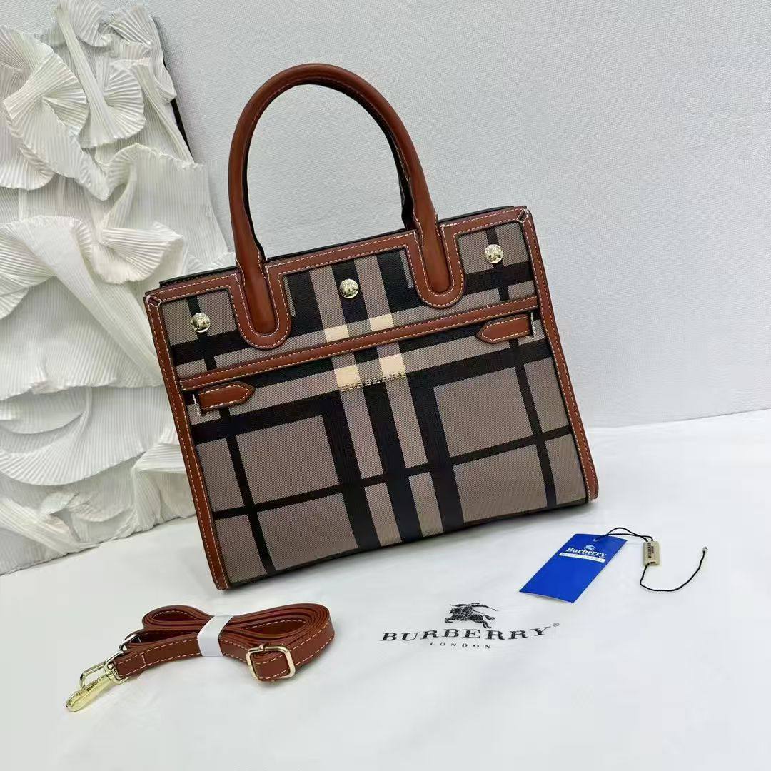 BURBERRY 
GOOD QUALITY 
115 dhs🪙🖤

Zain200
♥️♥️♥️