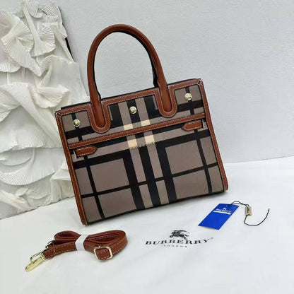 BURBERRY 
GOOD QUALITY 
115 dhs🪙🖤

Zain200
♥️♥️♥️