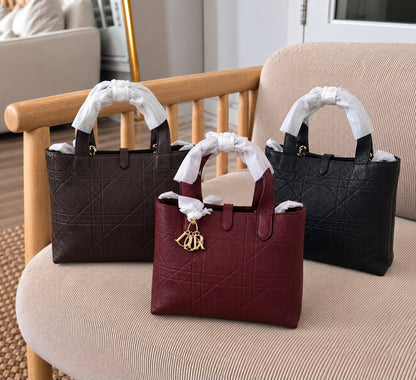 DIOR  
SUPER MASTER QUALITY 
Size :25 cm 
AVAILABLE 

For Price 👇 WhatsApp✅
0568585901 
0507557372
0552275751 Owner Zain 👌

Zain307
♥️♥️♥️