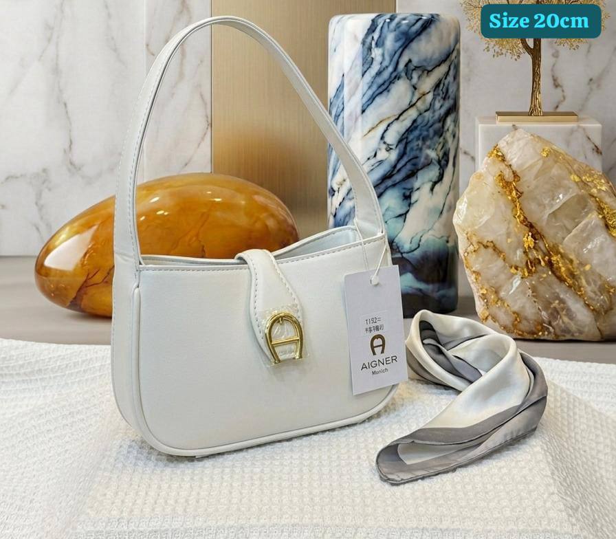 Aigner
Good quality 
with box 
🎁🎁🎁

90 dhs✅

Zain186
♥️♥️♥️