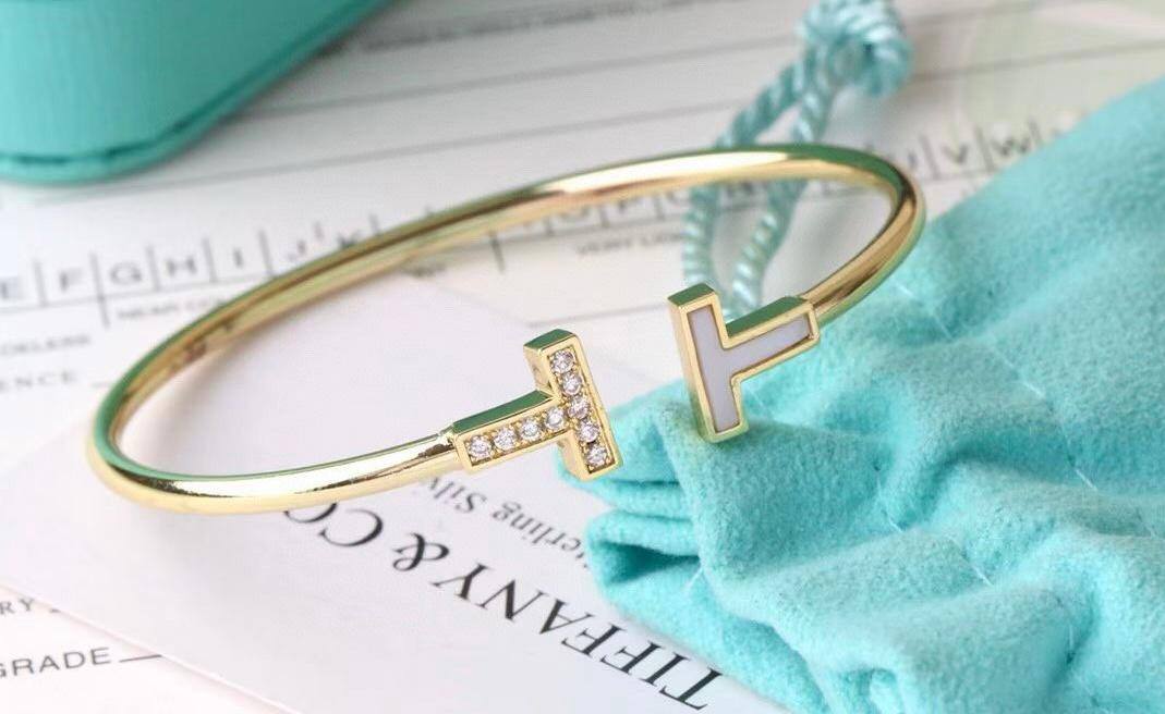 55 dhs🗽 
TIFFANY BANGLE💫✨
WITH BOX AND PAPER BAG 🛍️🎁

Zain89
♥️♥️♥️