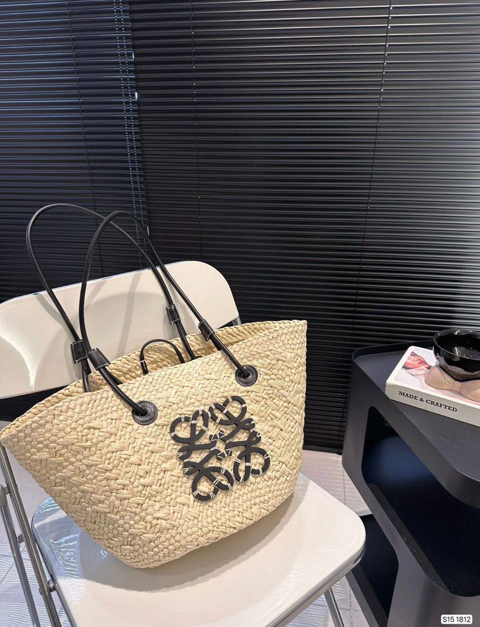 Loewe 
80 dhs✅
size 45×16×25cm

Zain42
♥️♥️♥️