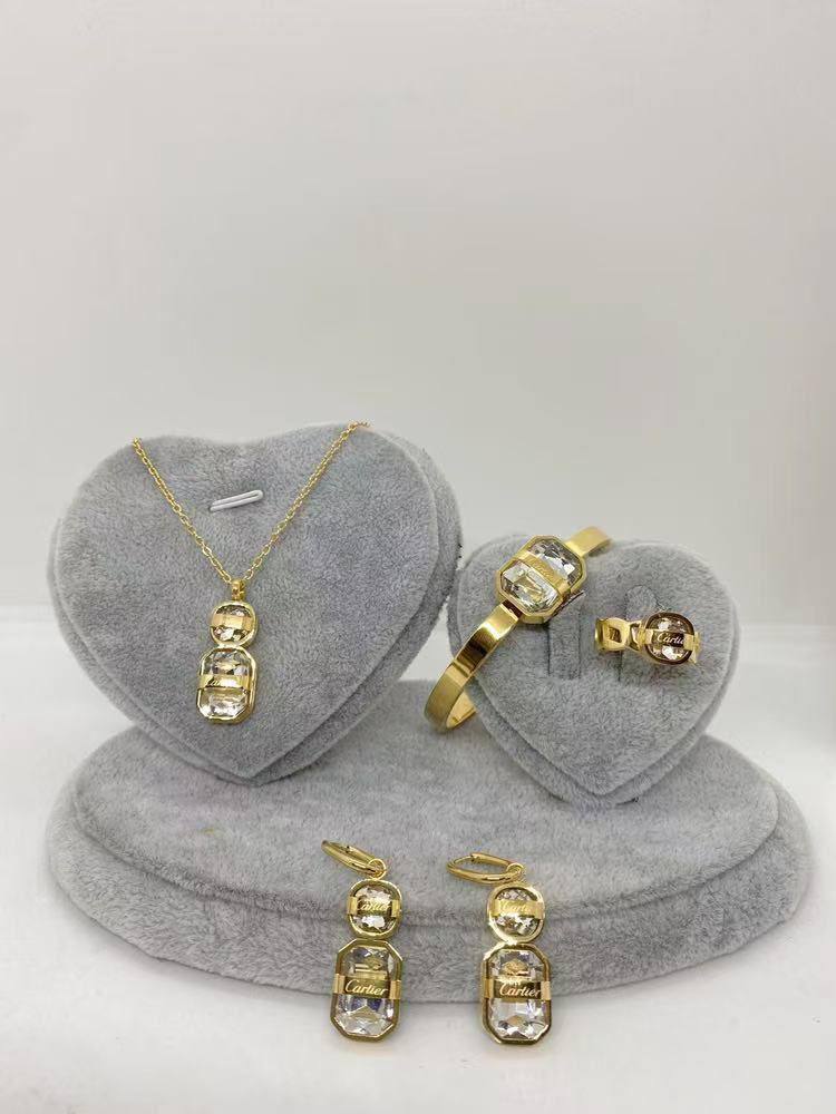 *Stainless steel SET 💯*
Necklace ❤️‍🩹
Earring 🍁
Breslat ❣️
Ring 💍 free size
With normal boxes 📦 
And paper bag 🛍️
45 dhs🪙🌨️

Zain216
♥️♥️♥️