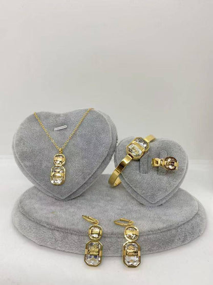 *Stainless steel SET 💯*
Necklace ❤️‍🩹
Earring 🍁
Breslat ❣️
Ring 💍 free size
With normal boxes 📦 
And paper bag 🛍️
45 dhs🪙🌨️

Zain216
♥️♥️♥️