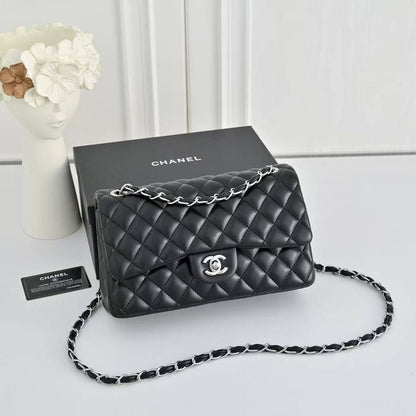 Chanel
with box
110 dhs💓

Zain143
♥️♥️♥️
