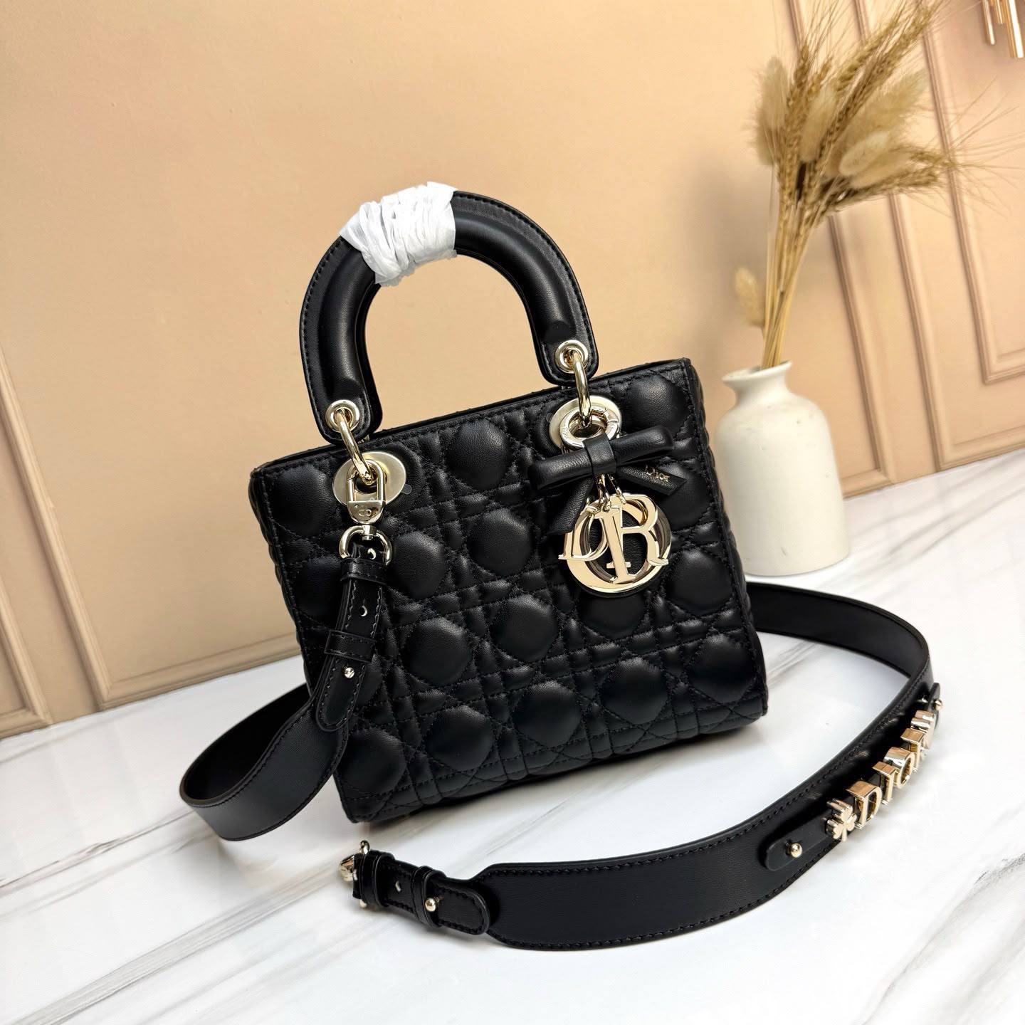 Dior💕🫶🏼
Master🌺🌺
330 dhs✅
20cm🫶🏼🫶🏼 

Zain297
♥️♥️♥️