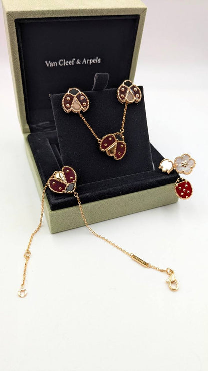VCA Set
*Master Quality* 
*Necklace, Earrings, Bracelet & Ring*
260 dhs✅ with Normal Box 🎁
280 dhs✅ with Good Box 🎁
355 dhs✅ with Master Box 🎁

Zain210
♥️♥️♥️