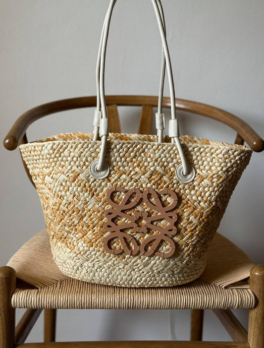 LOEWE
28cm
210 dhs❣️
Top quality

Zain167
♥️♥️♥️