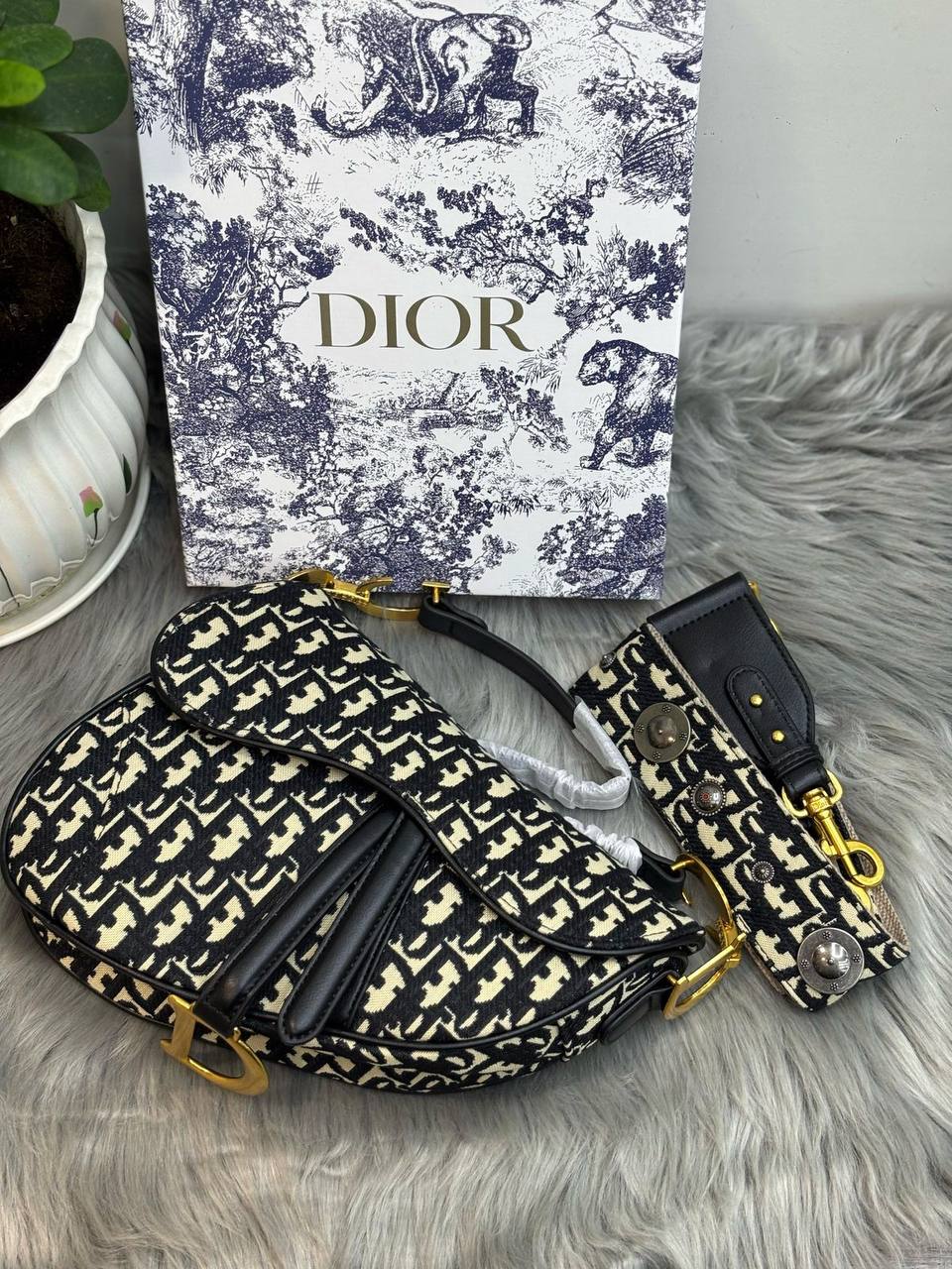 DIOR
SIZE  ………24CM 
115 dhs✅

with Box
🎁🎁🎁

Zain51
♥️♥️♥️