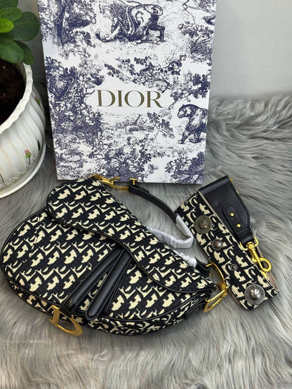 DIOR
SIZE  ………24CM 
115 dhs✅

with Box
🎁🎁🎁

Zain51
♥️♥️♥️