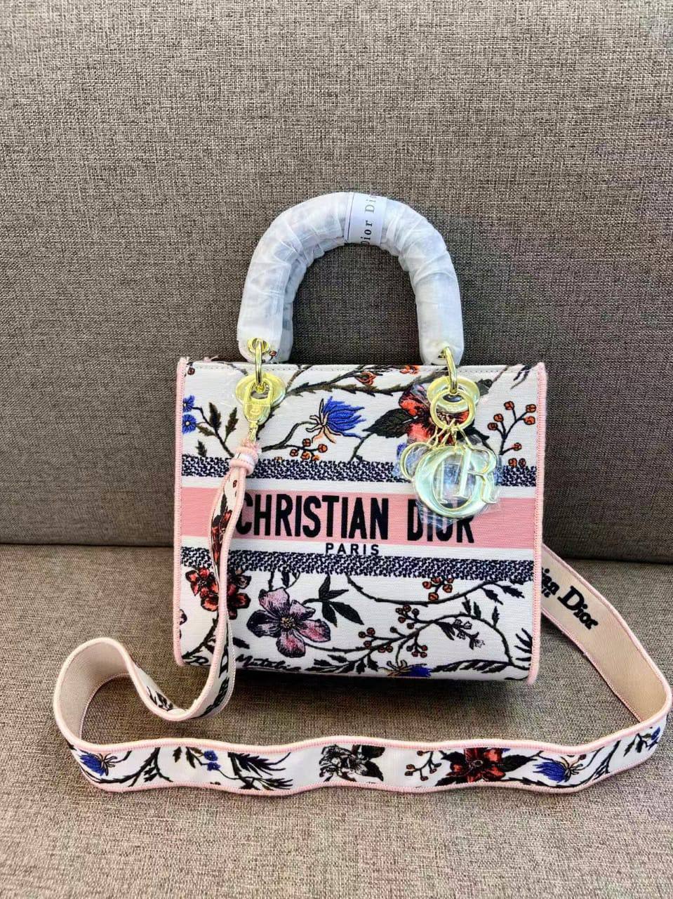 Dior
110 dhs✅
high quality

Zain26
♥️♥️♥️