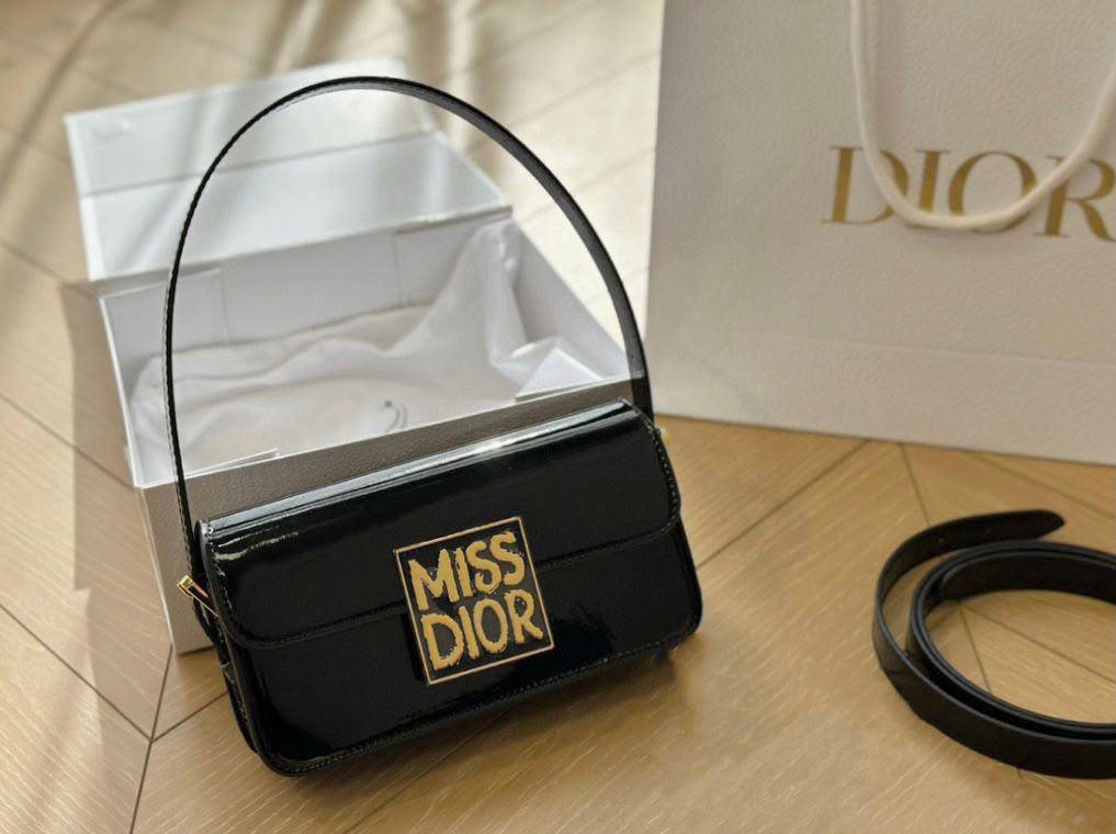 MISS DIOR 

HIGH QUALITY 

OFFER 

WITH BOX 

65 DHS🇦🇪🇦🇪

Zain295
♥️♥️♥️