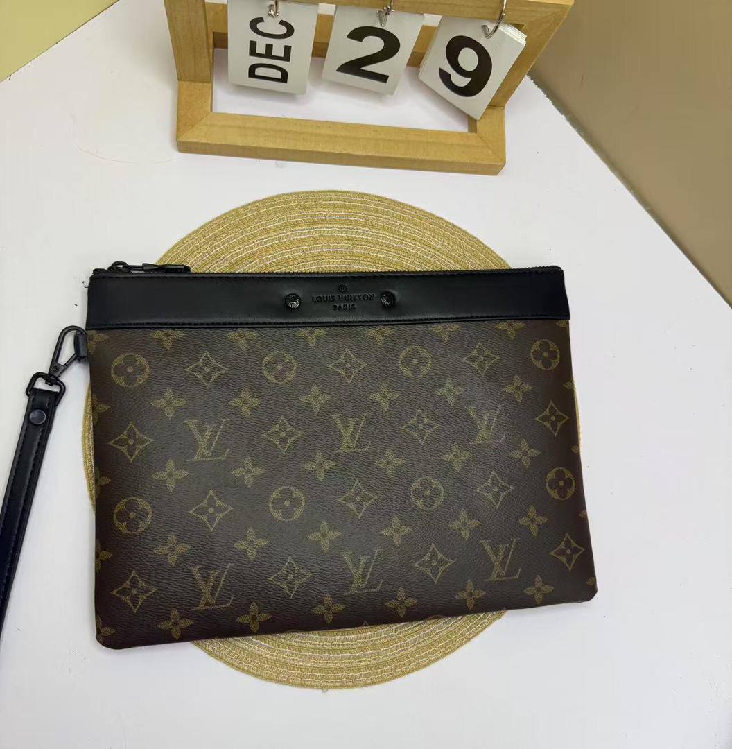 Pouch
60 dhs✅

with box🎁

size 29×20cm

Zain42
♥️♥️♥️