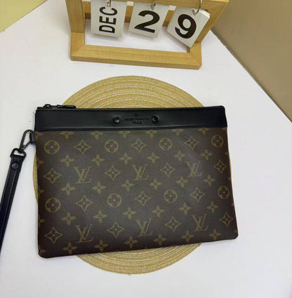 Pouch
60 dhs✅

with box🎁

size 29×20cm

Zain42
♥️♥️♥️