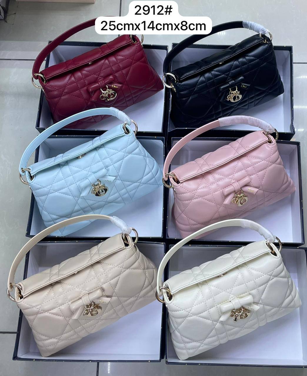 Dior

25cmx14cmx8cm

110 dhs🇦🇪🇦🇪

with box

Zain72
♥️♥️♥️