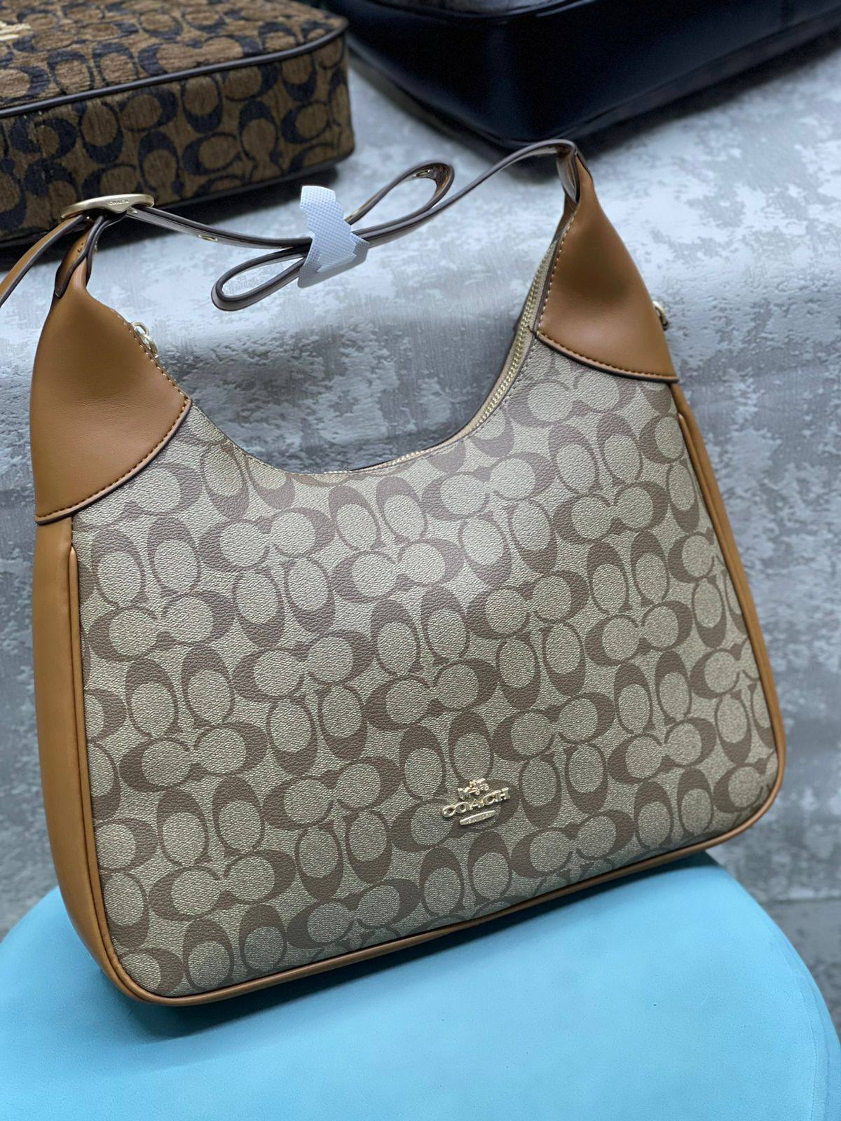 Coach
105 dhs🗽
Size 35 cm

Zain175
♥️♥️♥️