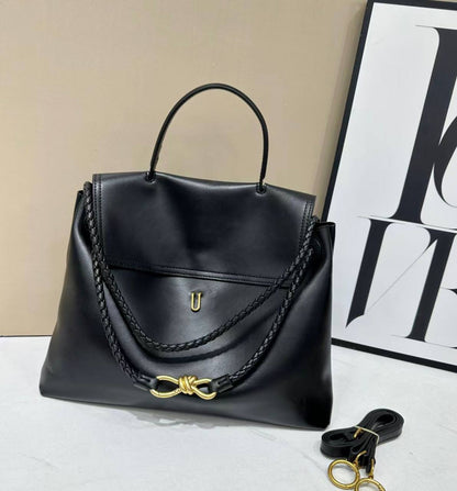 BOTTEGA 
HIGH QUALITY 
100 dhs✅
SIZE: 35cm

Zain39
♥️♥️♥️
