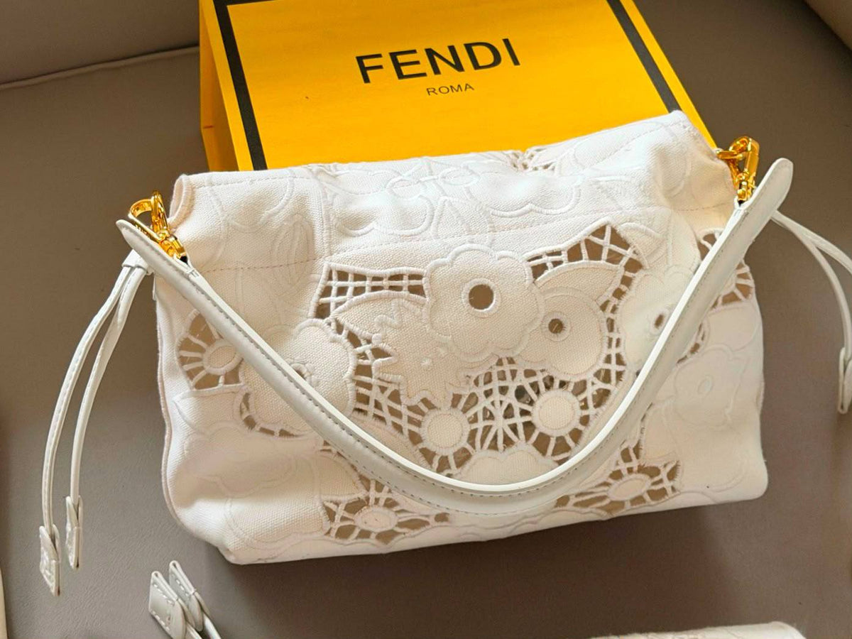 FENDI 

NEW DESIGN 

MASTER QUALITY 
WITH BOX 
295 dhs🇦🇪🇦🇪

Zain295
♥️♥️♥️
