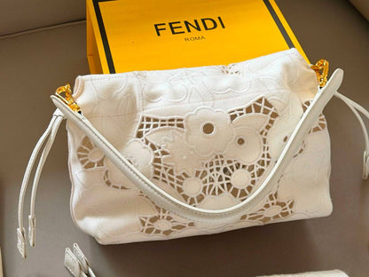 FENDI 

NEW DESIGN 

MASTER QUALITY 
WITH BOX 
295 dhs🇦🇪🇦🇪

Zain295
♥️♥️♥️