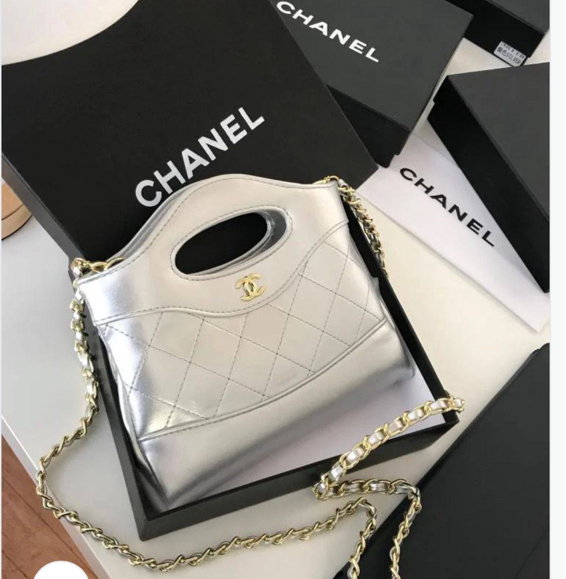 Chanel
85 dhs🪙🌨️
SIZE：20cm
With box
🎁🎁🎁

Zain35
♥️♥️♥️