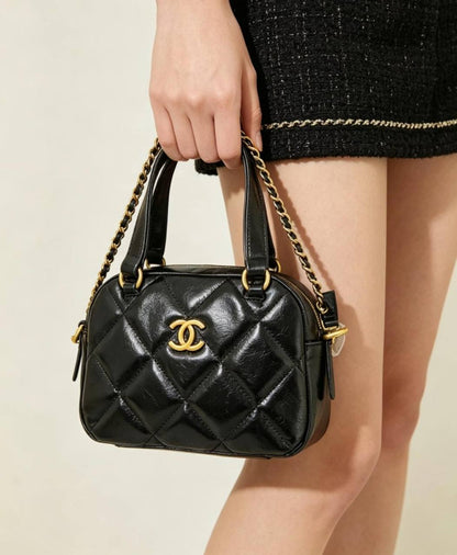 Chanel 

100 dhs✅

with box
🎁🎁🎁

Size:18-12-7

Zain07
♥️♥️♥️