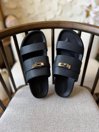 HERMES SLIPPER
*AAA QUALITY*
*size: 40 to 47*
450 dhs✅

Zain185
♥️♥️♥️