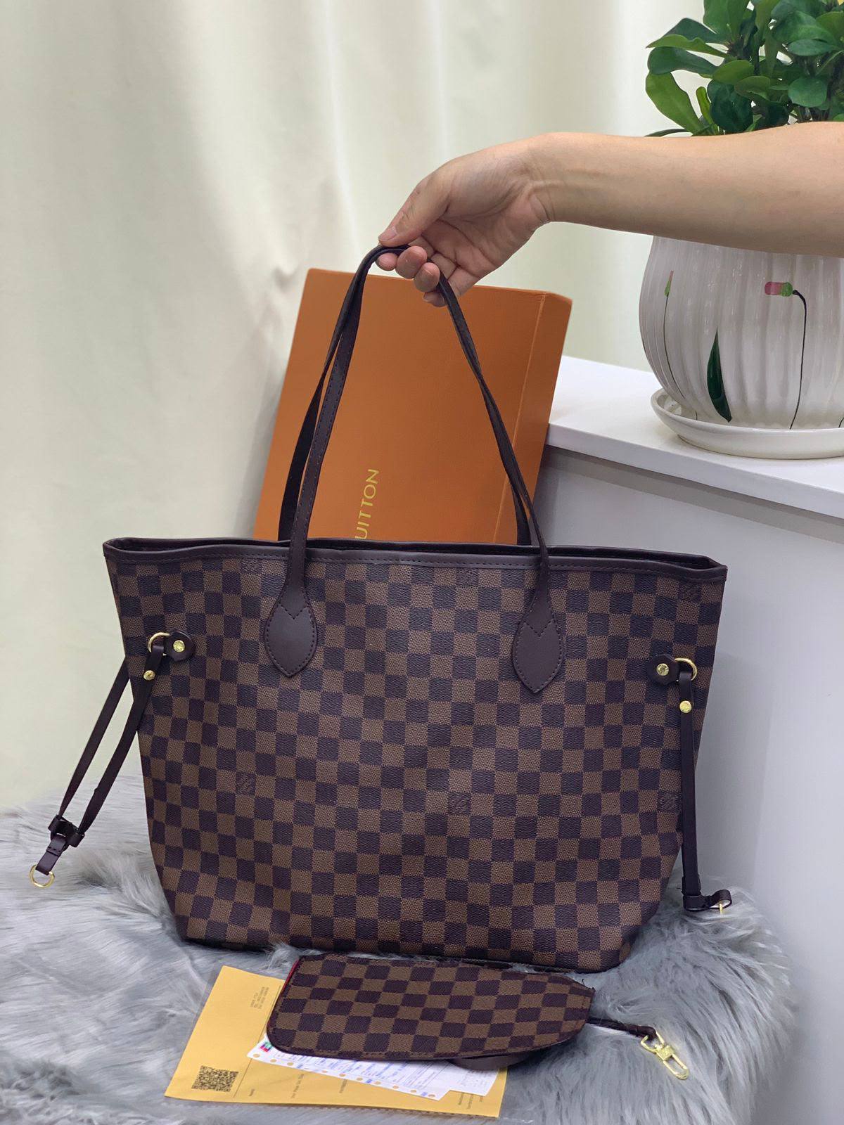 LV

SIZE 33CM

90 dhs🇦🇪🇦🇪
Withbox 

Zain244
♥️♥️♥️