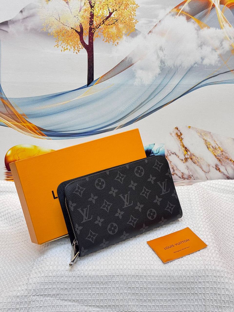 LV 
Best quality with box’s 
110 dhs✅
size 22 Cm

Zain290
♥️♥️♥️