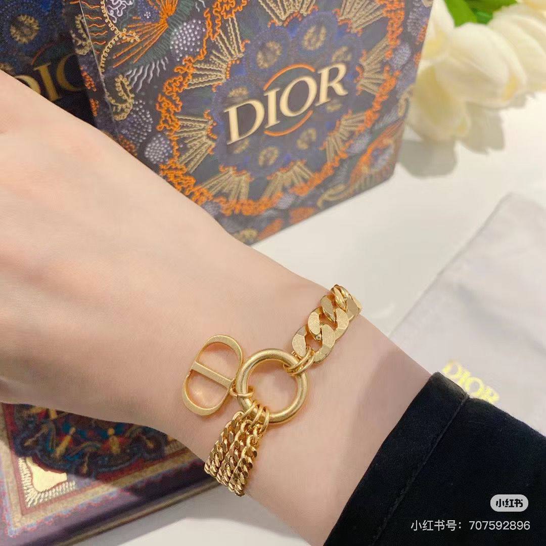Dior ❤️‍🔥*
Bracelet 🐦‍🔥
Master quality 💯
With normal boxes 📦 
45 dhs💓
With master box 🗃️ 
55 dhs💓

Zain216
♥️♥️♥️