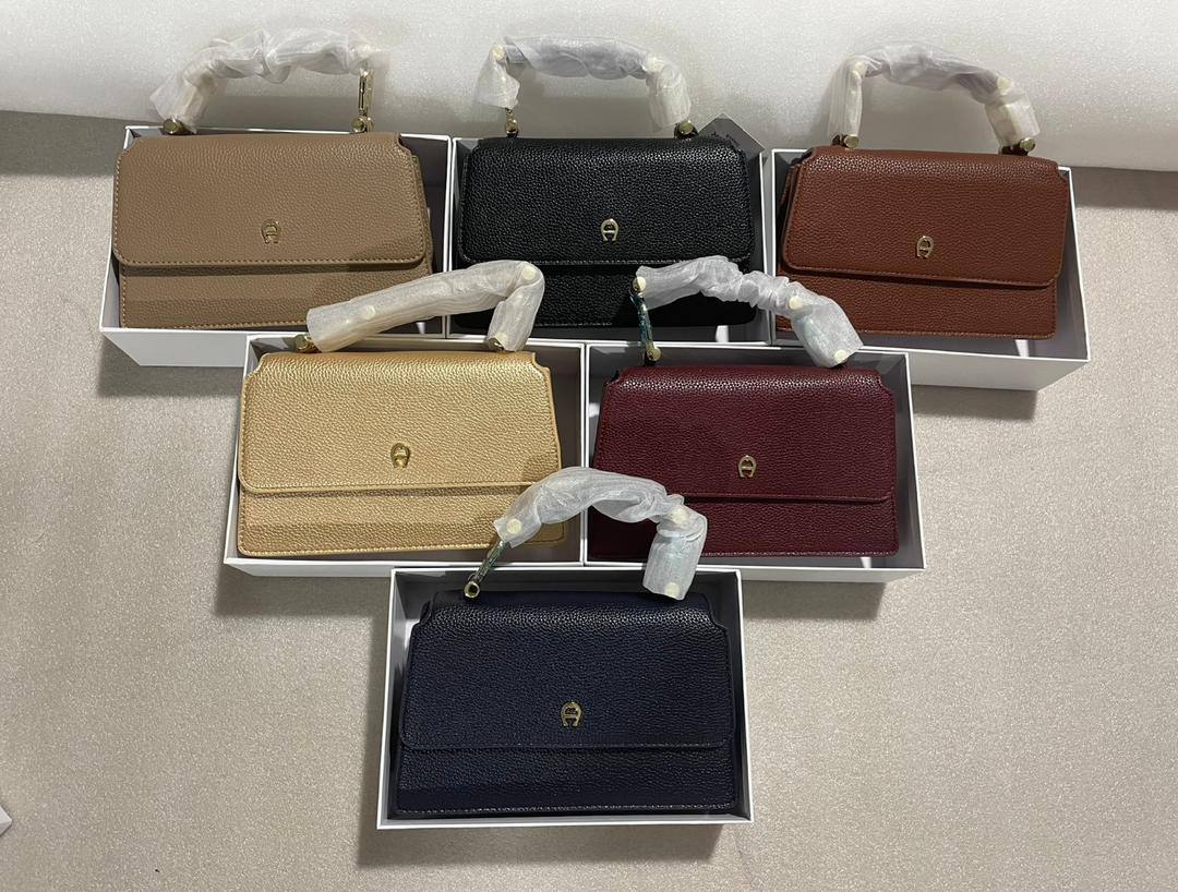 Aigner
95 dhs👑

with box🎁🎁🎁

size 23×6×14cm

Zain213
Zain42
♥️♥️♥️