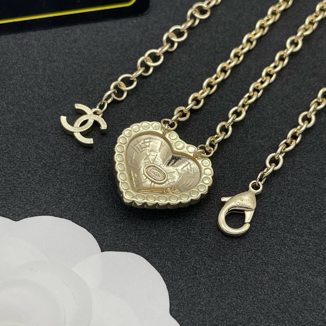 Chanel Set 💐
Necklace 
Earrings 
Master Quality 🎲

*90* AED normal box 📦 
*105* AED master box 🗃️

Zain48
♥️♥️♥️