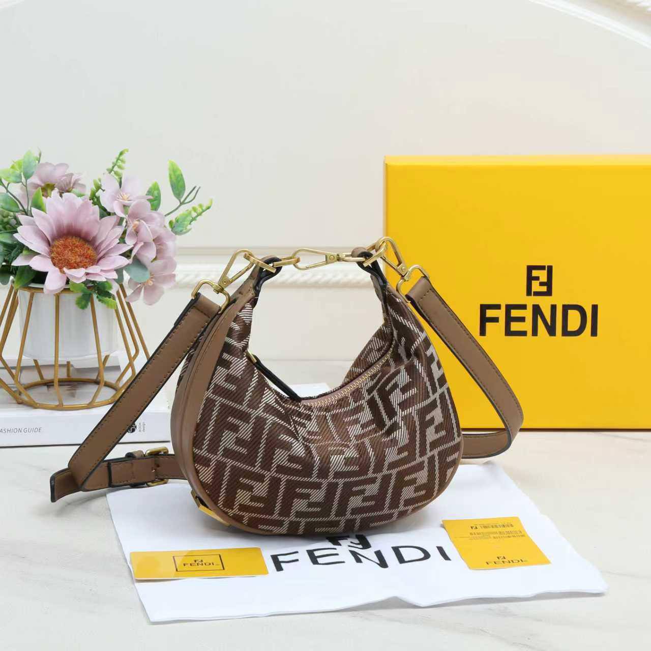 Fendi
Good quality 

with box 🎁🎁🎁

90 dhs💓

Zain186
♥️♥️♥️