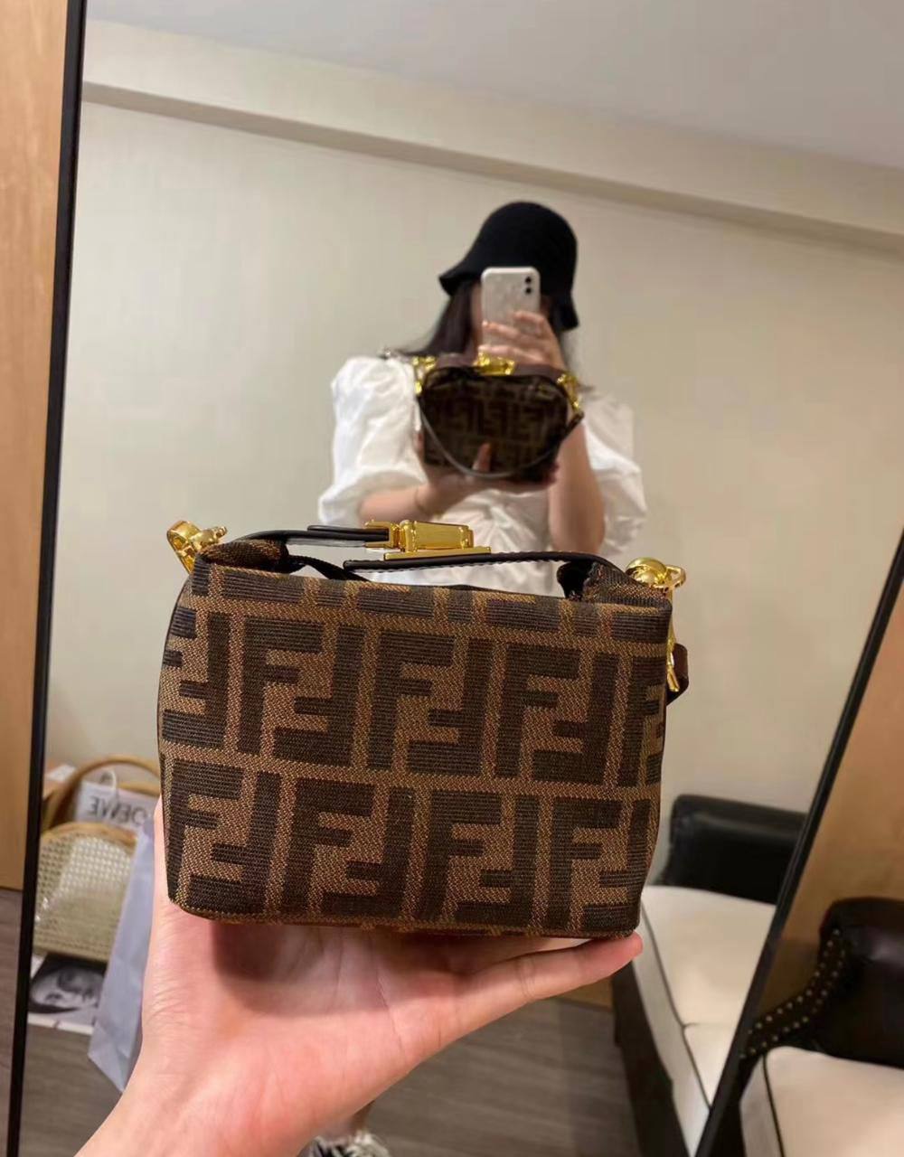 Fendi
good quality, comes with box, 
🎁🎁🎁

size... 19*11 cm 
90 dhs💓

Zain12
♥️♥️♥️