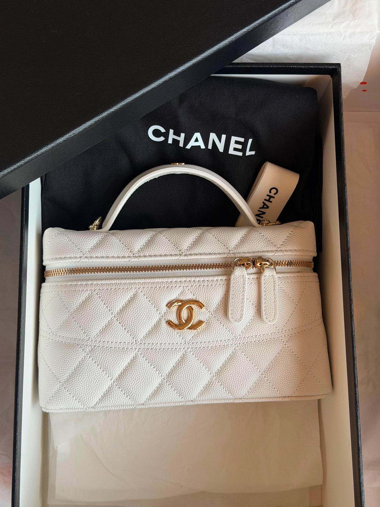 CHANEL
𝐕𝐚𝐧𝐢𝐭𝐲 𝐁𝐚𝐠 𝐖𝐢𝐭𝐡 𝐂𝐡𝐚𝐢𝐧 
950 dhs✅
Full Packge Super Master

ETAG4
♥️♥️♥️