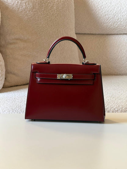 Hermes 
kelly 22cm💕
master quality😍with box❤️
340 dhs❤️💚

Zain52
♥️♥️♥️