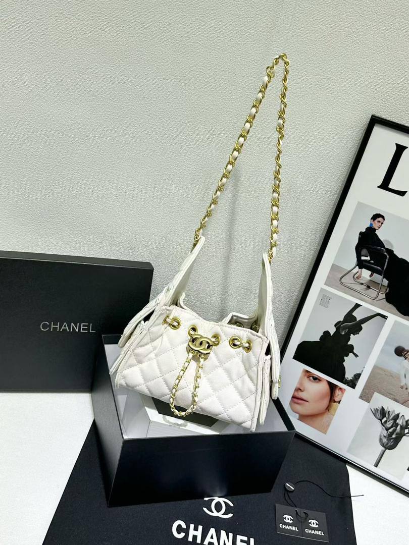 Chanel
110 dhs🇦🇪🇦🇪 
high quality 
with box 
22cm

Zain26
♥️♥️♥️