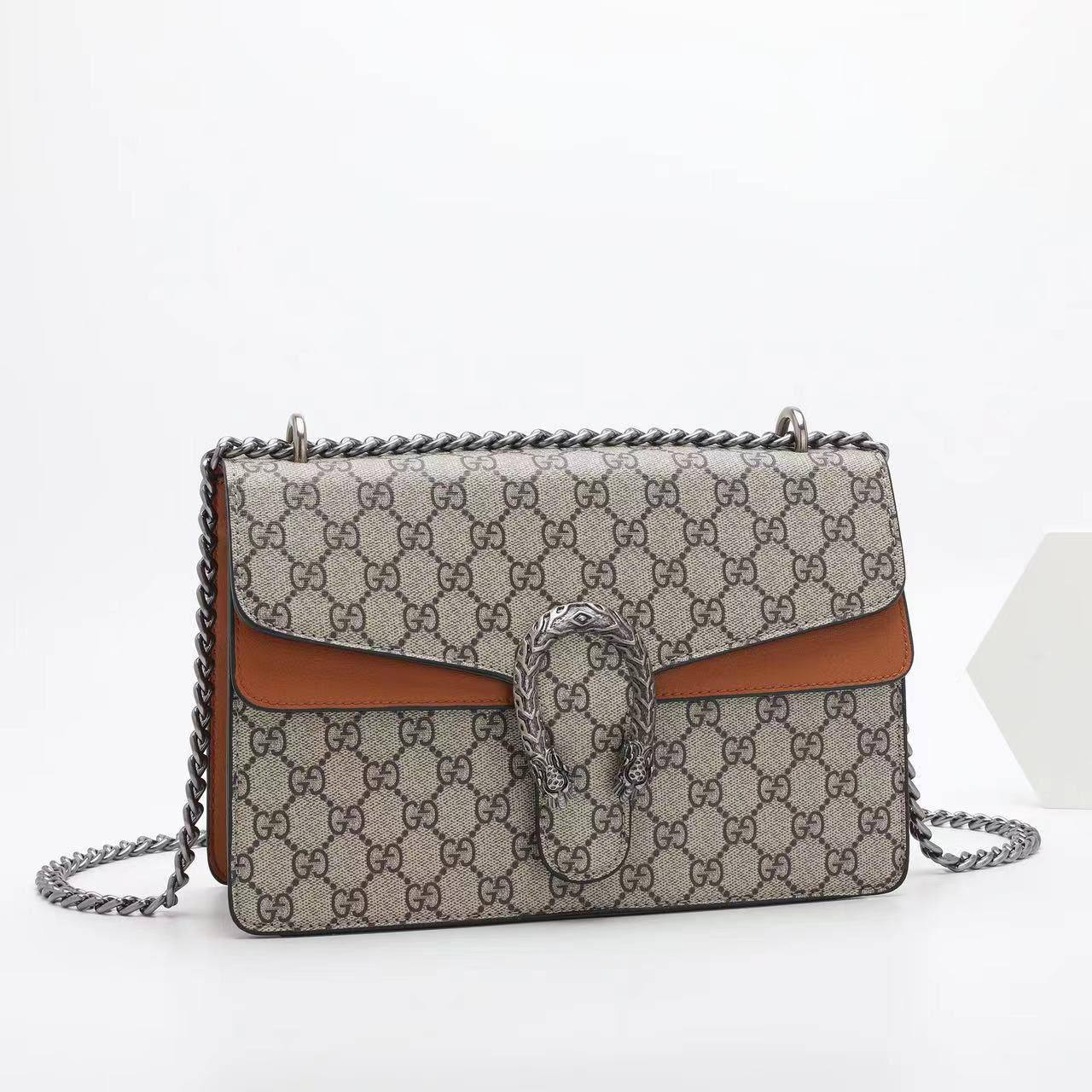 Gucci 
Good quality 
Size 25cm
100 dhs💛
With box 📦

Zain70
♥️♥️♥️