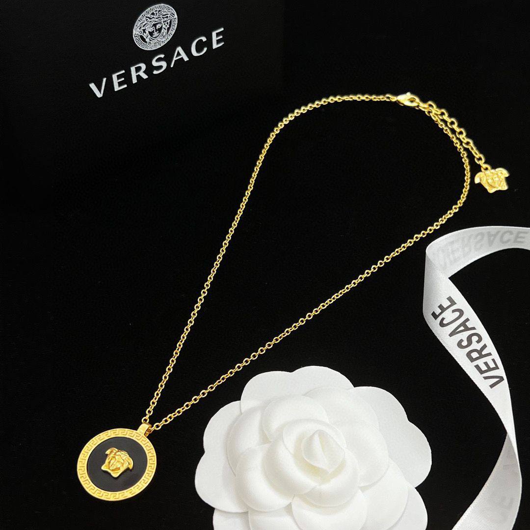 VERSACE 💫  *OFFER*
    _*Necklace*_📿

45 dhs🪙🌨️
*WITH NORMAL BOX AND 
PAPER BAG*📦
🎁🎁🎁

Zain89
♥️♥️♥️