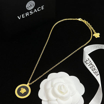 VERSACE 💫  *OFFER*
    _*Necklace*_📿

45 dhs🪙🌨️
*WITH NORMAL BOX AND 
PAPER BAG*📦
🎁🎁🎁

Zain89
♥️♥️♥️