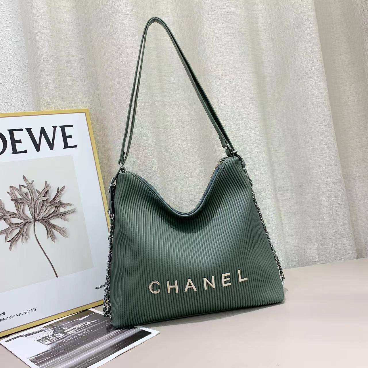 ❤️ Chanel Big
 1⃣️ First Quality 
Size : 34 * 25* 12  cm
95 dhs🪙🌺

Zain115
♥️♥️♥️
