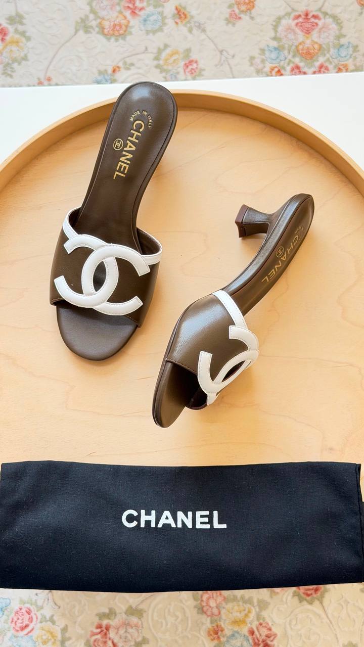CHANEL
Available🤩
Master quality 
Size: 36 to 41
450 dhs✅

Zain318
♥️♥️♥️