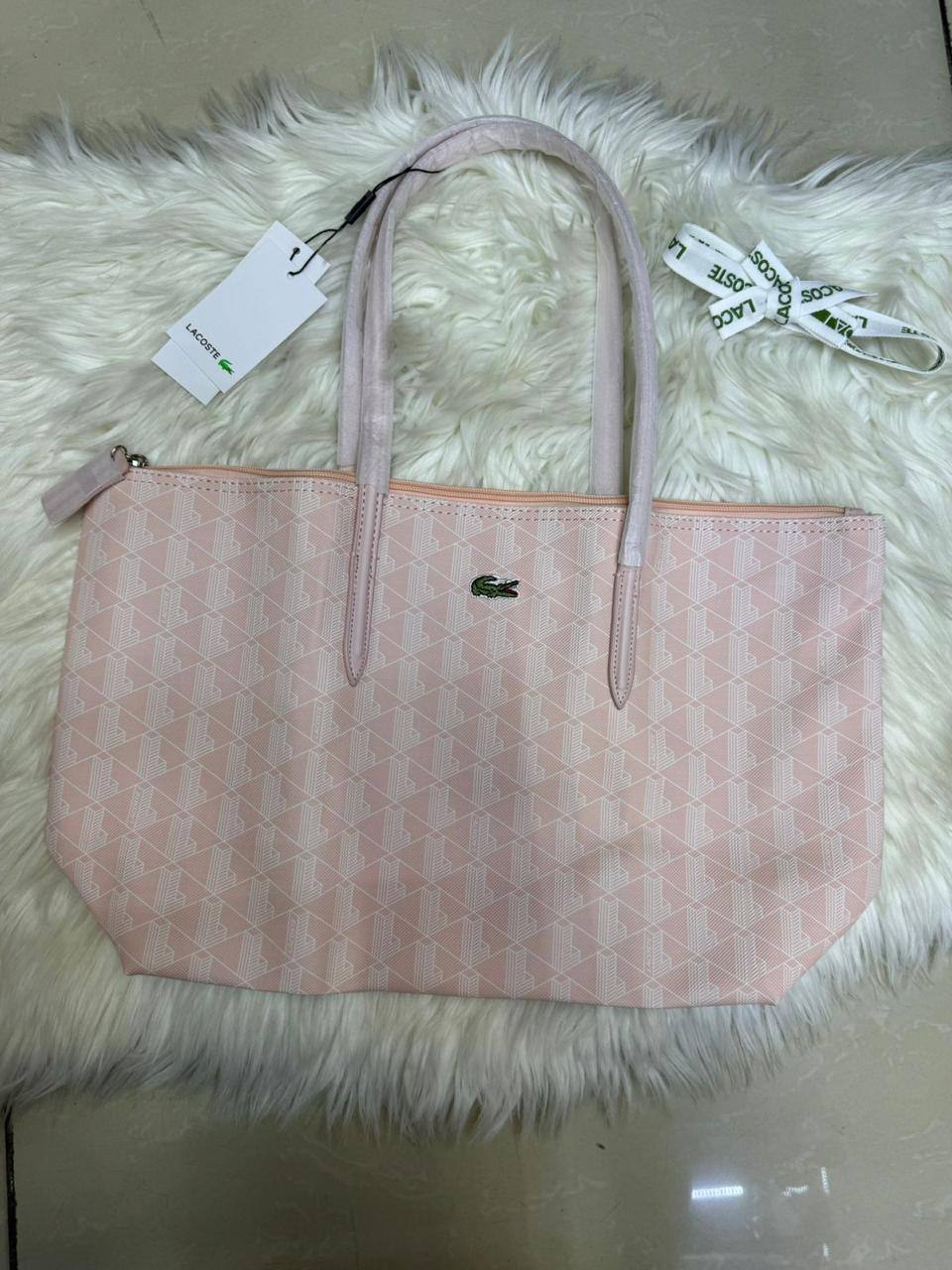 💖  LACOSTE 🐊 new Tote
1⃣️ First Quality 
Size: 45 * 27 cm
55 dhs✅

Zain115
♥️♥️♥️