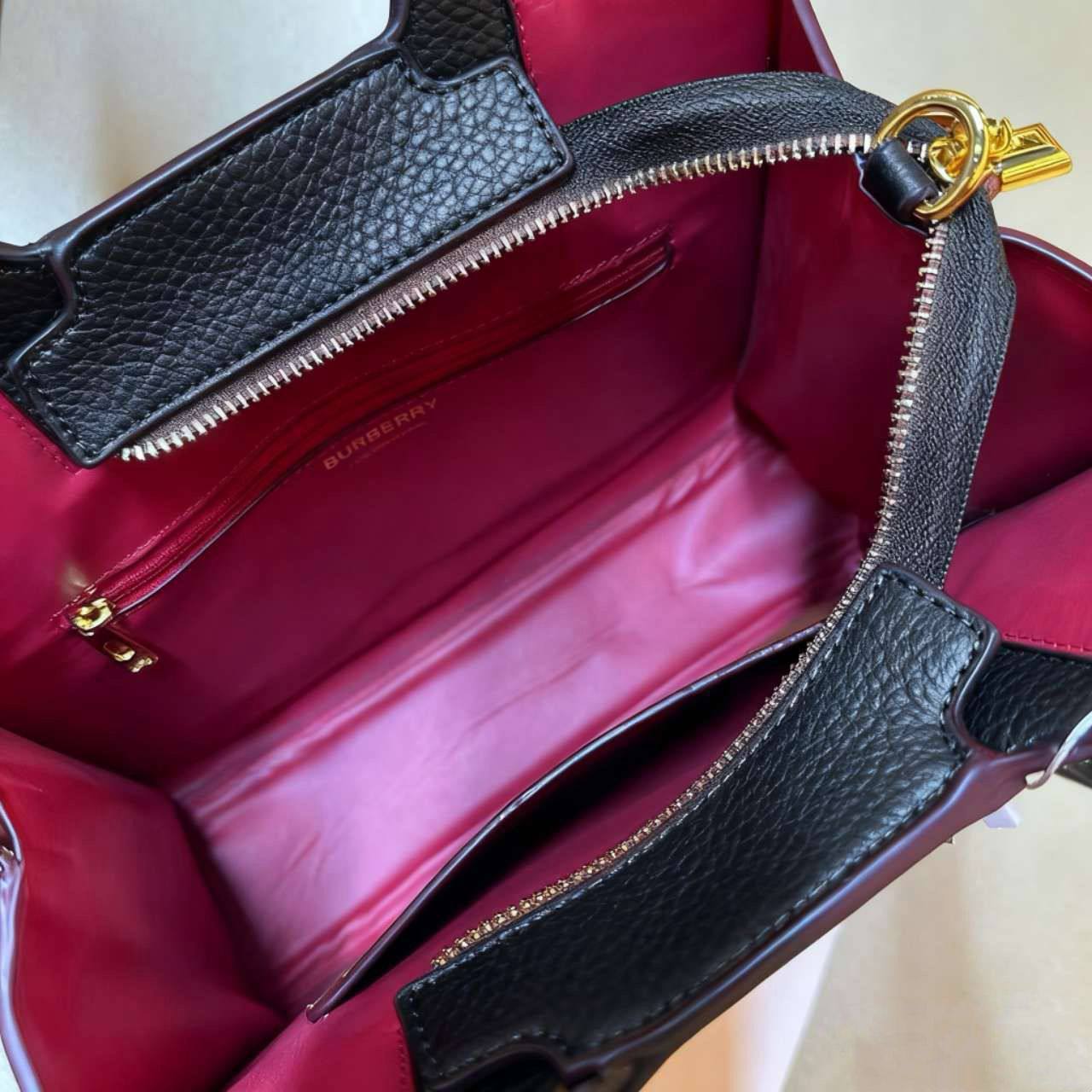BURBERRY 
NEW CAME GOOD QUALITY  
110 dhs🪙💕

Zain39
♥️♥️♥️