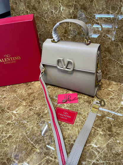 Valentino
125 dhs🪙💚

with box
🎁🎁🎁

size :25cm

Zain235
♥️♥️♥️