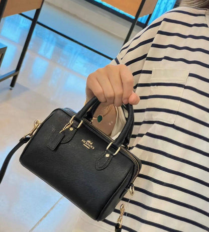 COACH 
GOOD QUALITY 
WITH BOX 
95 dhs✅
SIZE: 18cm

Zain39
♥️♥️♥️