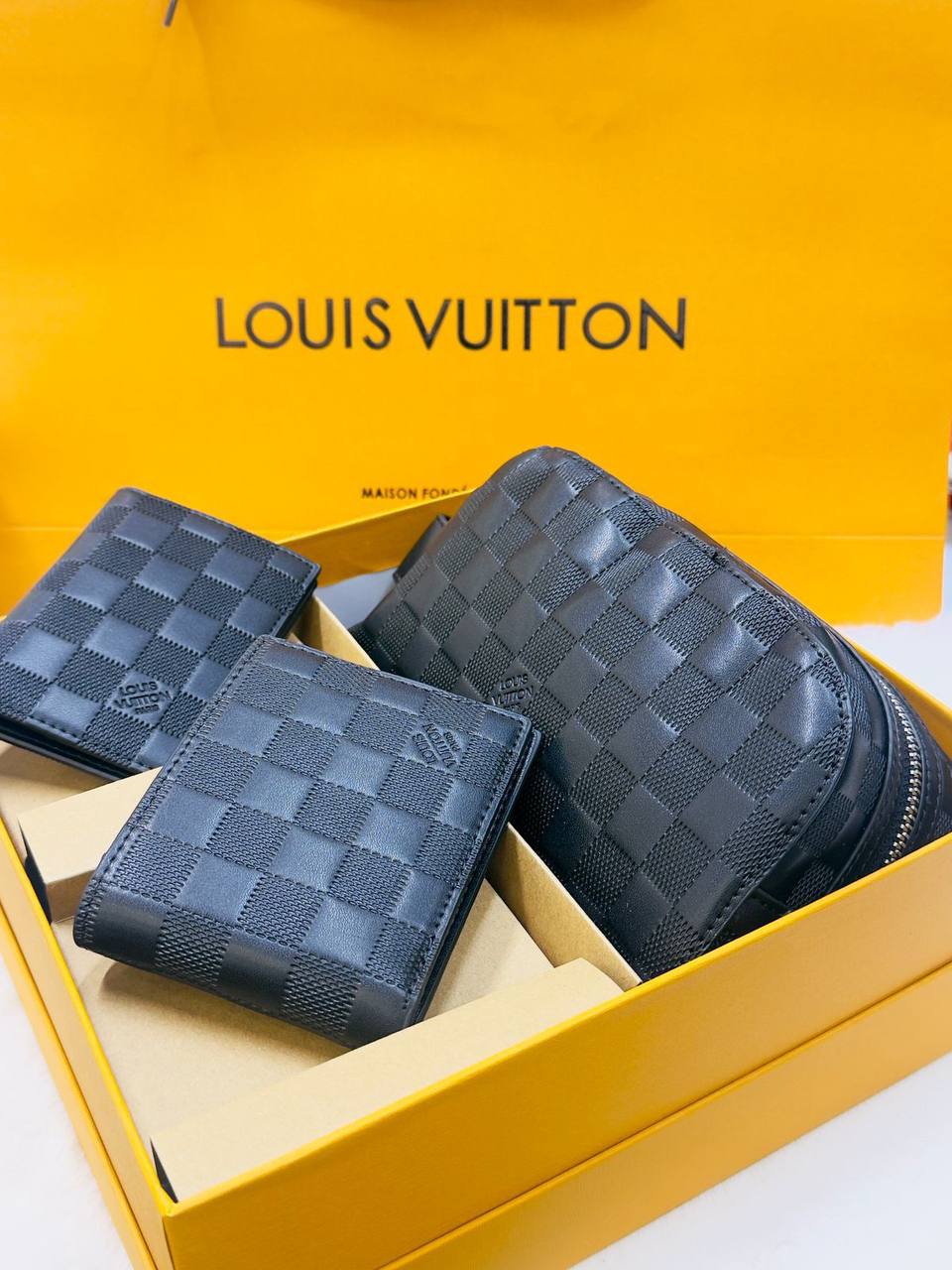 Set 

95 DHS🪙🌨️

WITHBOX AND PAPER BAG 💼
🎁🎁🎁

Zain40
♥️♥️♥️