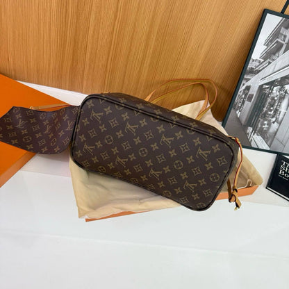 LV

90 dhs💓

43*33*29

with  box
🎁🎁🎁

Zain07
♥️♥️♥️