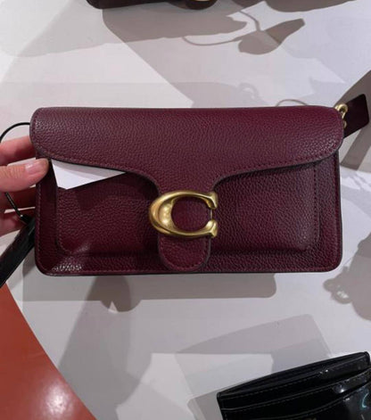 Coach
good quality, 

comes with box, 
🎁🎁🎁

size...25 *15 cm 

95 dhs💓

Zain12
♥️♥️♥️