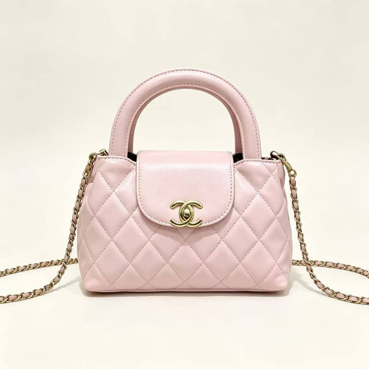 Chanel
High quality
With box 
100 dhs🇦🇪🇦🇪

Zain50
♥️♥️♥️